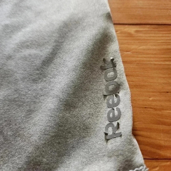 Reebok‎ Women Gray V Neck Short Sleeve Athletic T Shirt Top Activewear - Picture 6 of 6